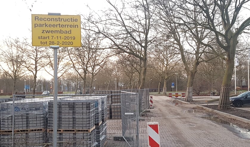 De werkzaamheden voor de aanpassing van de parkeerplaats zijn inmiddels gestart.