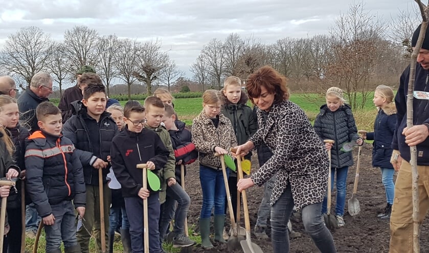 Marlies Papen steekt als eerste de schop in de grond.