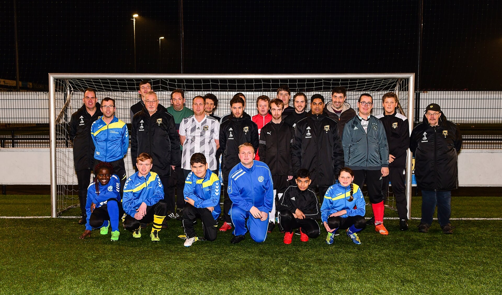 De deelnemers aan de eerste gezamenlijke training van de G-voetballers van FC Winterswijk en MEC en hun trainers. Foto: Evert Braakhekke.