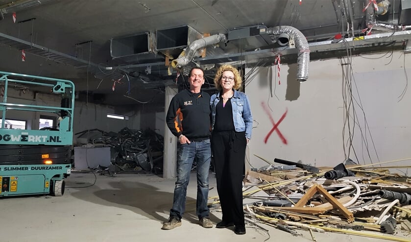 John en Monique van der Voort op de plek tussen het bouwafval waar vanaf 10 februari de inrichting van hun nieuwe Coop staat. Foto: Alice Rouwhorst
