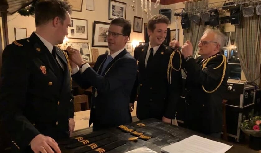 De epauletten worden bij Ton te Veldhuis en Geert Cornelissen gewisseld door burgemeester Joost van Oostrum en Bert Stegeman. Foto: PR.