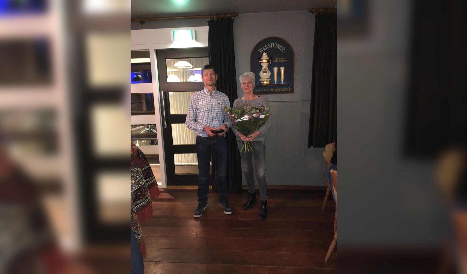 Leden van de Schanskloppers kozen voor Broddy Krabbenborg als winnaar van 't Schanskloppertje. Zijn vrouw Nardie werd in de bloemetjes gezet. Foto: PR De Schanskloppers