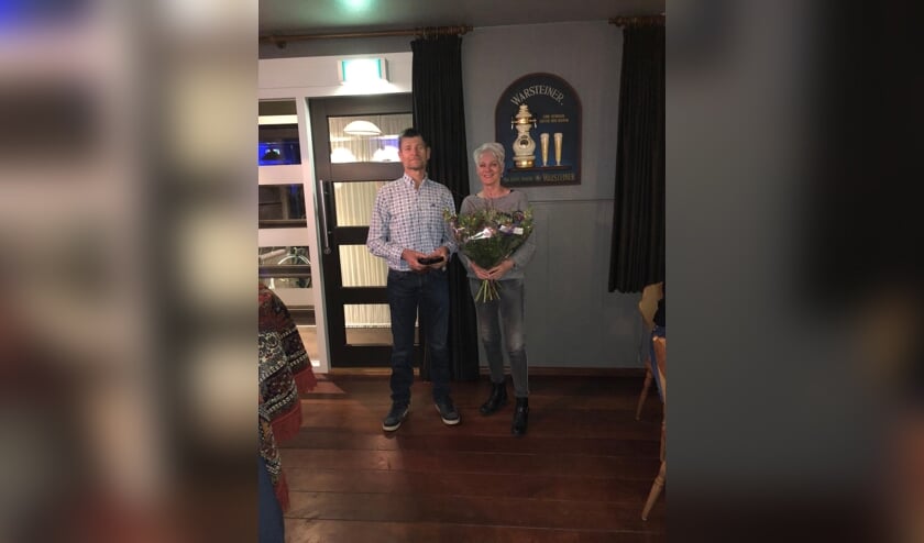 Leden van de Schanskloppers kozen voor Broddy Krabbenborg als winnaar van 't Schanskloppertje. Zijn vrouw Nardie werd in de bloemetjes gezet. Foto: PR De Schanskloppers
