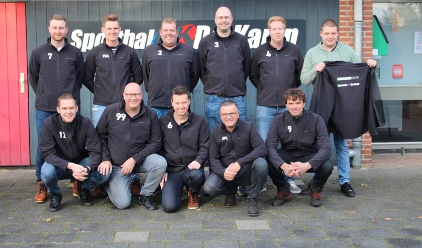 Team DVO Heren 3 met hun nieuwe sponsoren. Foto: PR