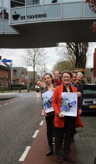 Van links af, op de grens tussen Nederland en Duitsland, Minouk Woltering (bieb Achterhoekse Poort, Christa Hackfort en Melanie Tenhumberg (bieb Suderwick), Docente Anna Schimmel, wethouder Thomas Waschki en Annet Wamelink (bieb Achterhoekse Poort). Foto: Lydia ter Welle