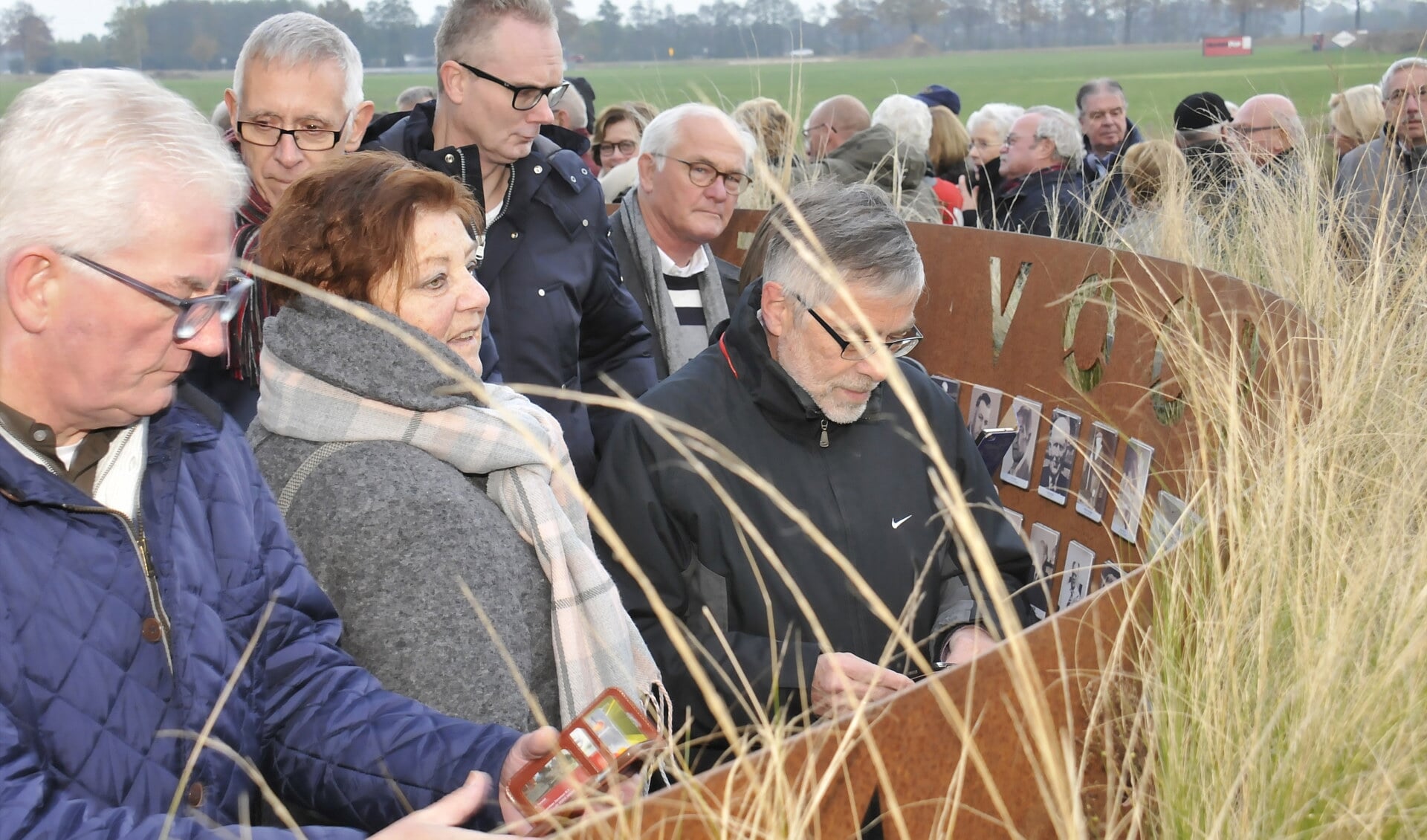 Bezoekers bekijken de foto's. Foto:PR