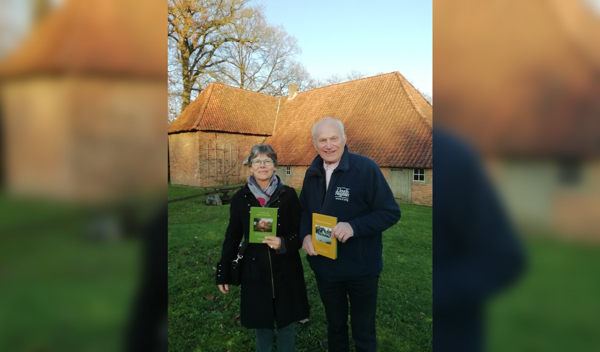 Marianne en Hendrik Weenink met hun verhalenbundels vol 'starke verhalen'.