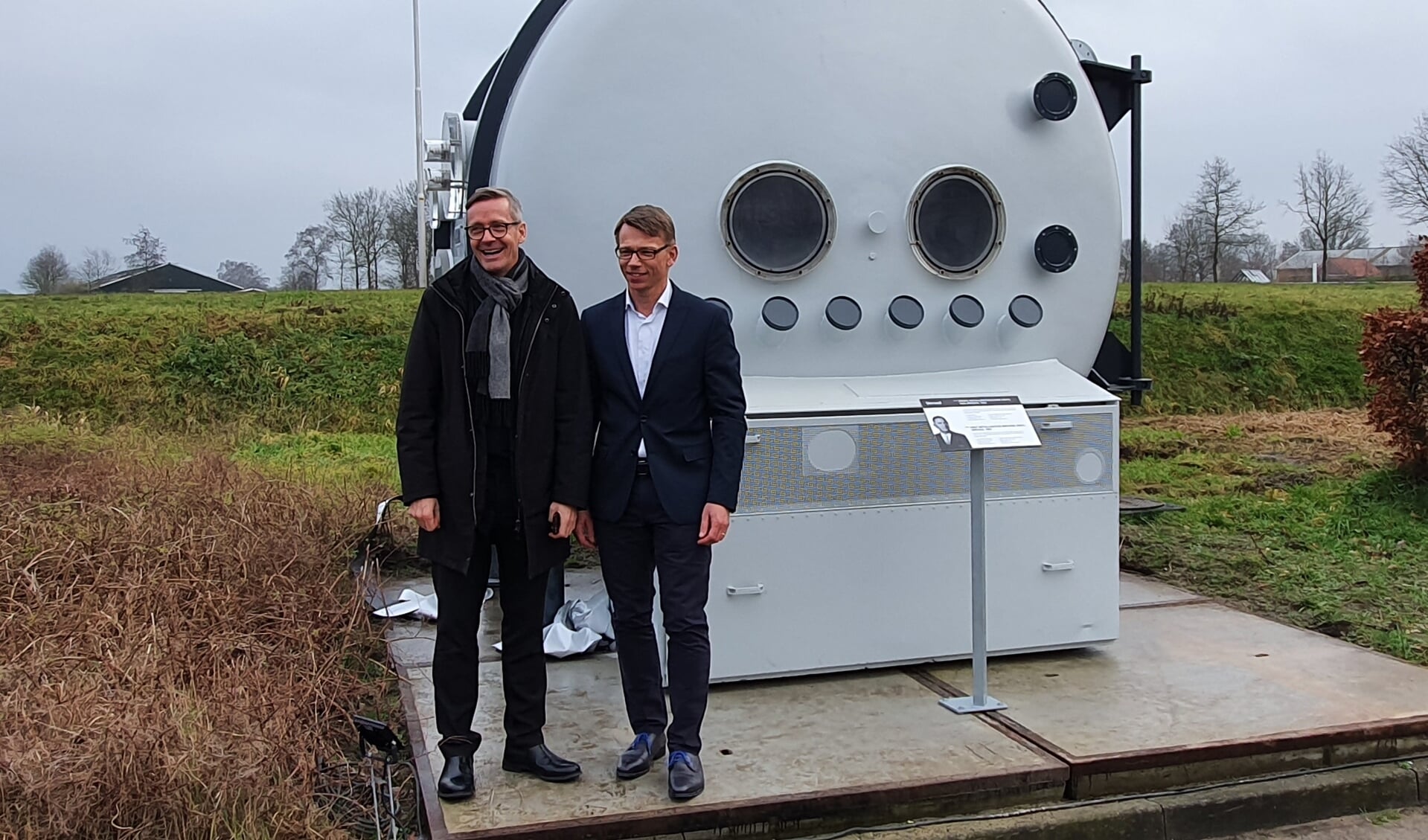 CEO’s Anders Byriel (l) en Jasper Hoek bij het Verosol monument. Foto: Rob Weeber