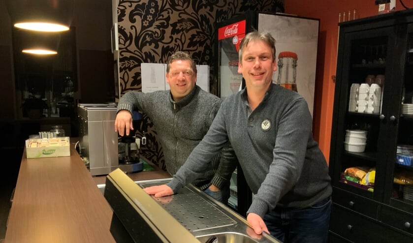 Het duo Gouw en Grooten achter de bar bij Den Angang. Foto: PR