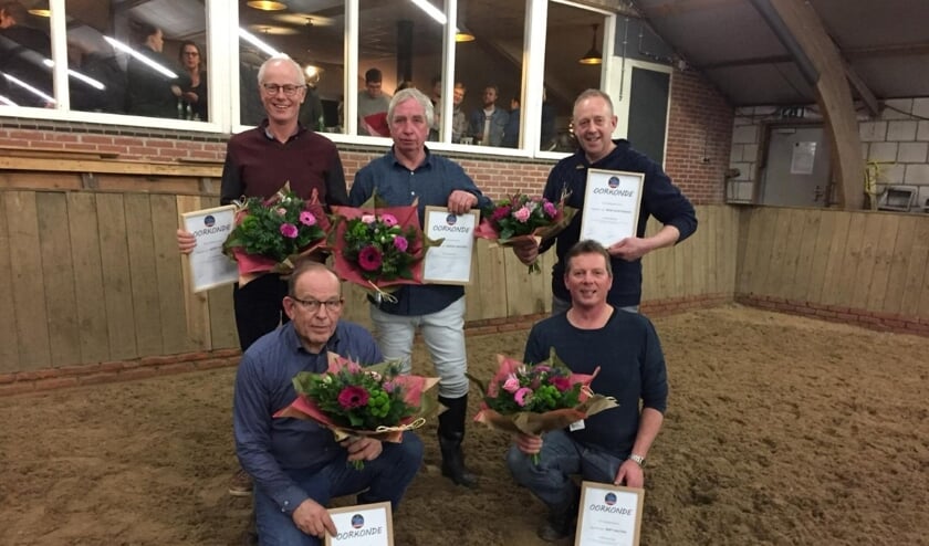 De vijf ereleden: staand vlnr. Gerrit Wilgenhof, Hennie Hoffman en René Woestenenk; zittend vnlr. Bennie Kapper en Bert Haijtink. Foto: A. Kettelarij