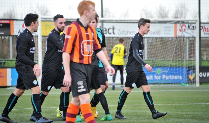 Koen Hulleman van FC Zutphen kijkt toe hoe de spelers van Dinxperlo hun winnende treffer vieren. Foto: Hans ten Brinke