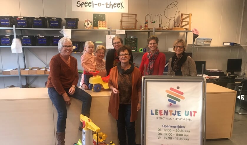 Ook de stellingen en de toonbank van de speel-o-theek worden verkocht.