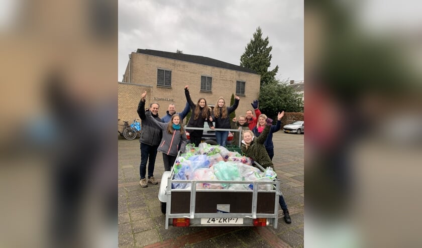 De sfeer zat er goed in bij de leden van Volleybalvereniging Avanti tijdens de statiegeldflessenactie 'Smash een Lege Fles'. Foto: PR
