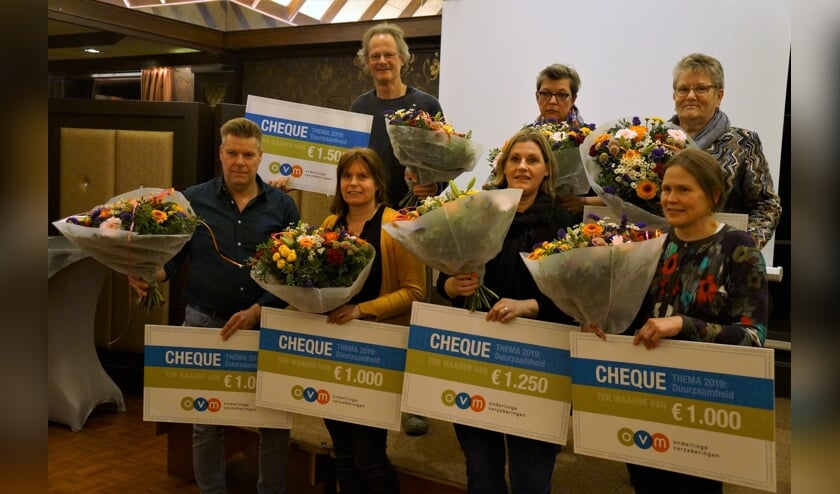 De vertegenwoordigers van de organisaties die een cheque 'uut De Brandkaste' kregen. Foto PR