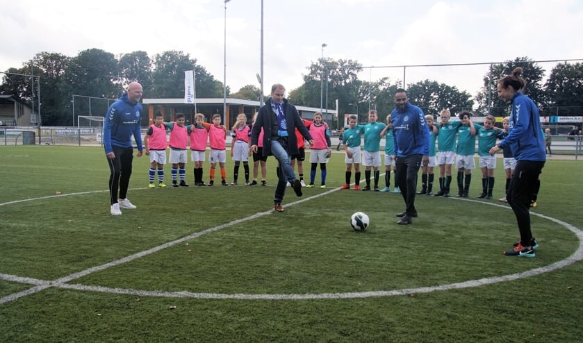 Wethouder Hans te Lindert opende woensdag de Naobers-competitie in Dinxperlo. Over ruim twee weken is Aalten aan de beurt. Foto: Frank Vinkenvleugel
