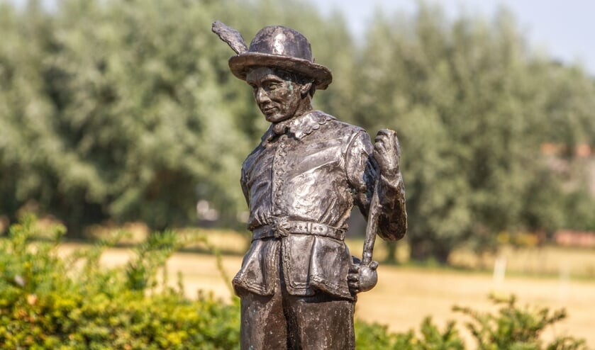 <p>Helaas werd het vendeliertje in Keijenborg, dat van augustus 1992 tot augustus 2020 op zijn sokkel stond te pronken, ontdaan van zijn vaandel. Foto: Liesbeth Spaansen</p>