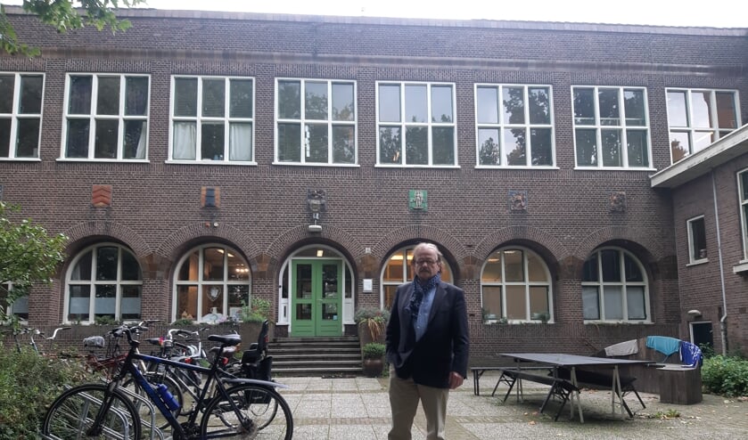 <p>Hendrik de Bruin, voorzitter van Stichting De Oude HBS, voor de oude meisjesvakschool in Zutphen.</p>