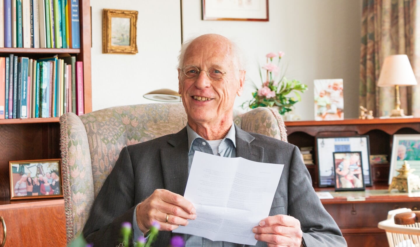 Adriaan van Oosten leest het besluit voor, waarmee Henk Mulder wordt benoemd tot Lid van Verdienste. Foto: Henk Derksen