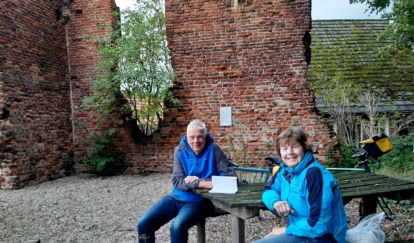 Cecile Hulshof en Willem Vink nemen een korte pauze bij de Ruïne Sint Jacobskapel in Vragender.