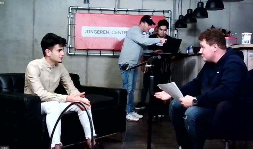 <p>Ayoub el Amri (rechts) interviewt Nabil Boulhir tijdens de online-presentatie van de Young Leaders in Lochem. Foto: Still uit Zoom-meeting.</p>
