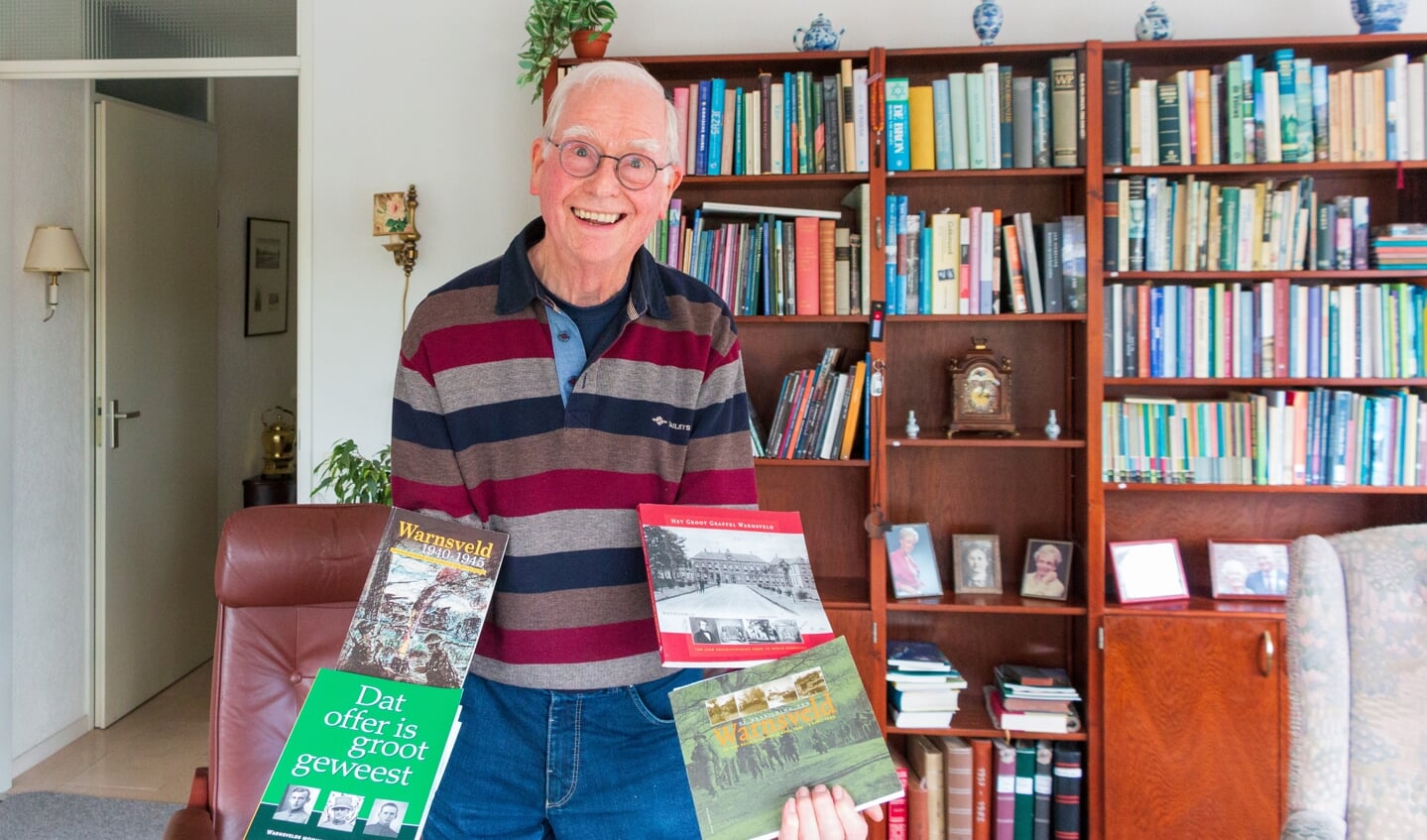 Henk Mulder toont enkele van de boeken waaraan hij heeft bijgedragen. Foto: Henk Derksen