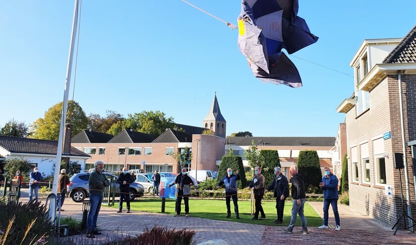 <p>Met het doorgeven van het touw trekt de bouwploeg het doek weg van de steen. Met deze handeling werd de verbouwing van school tot ontmoetings- en activiteitencentrum De Kei officieel afgesloten. Foto: Alice Rouwhorst</p>