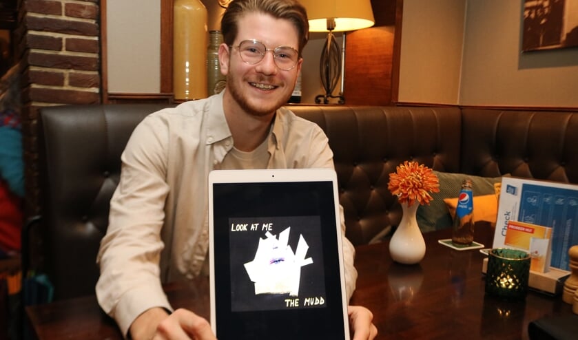 <p>Eljosha Boll met de nieuwe cover van de CD. Foto: Arjen Dieperink</p>