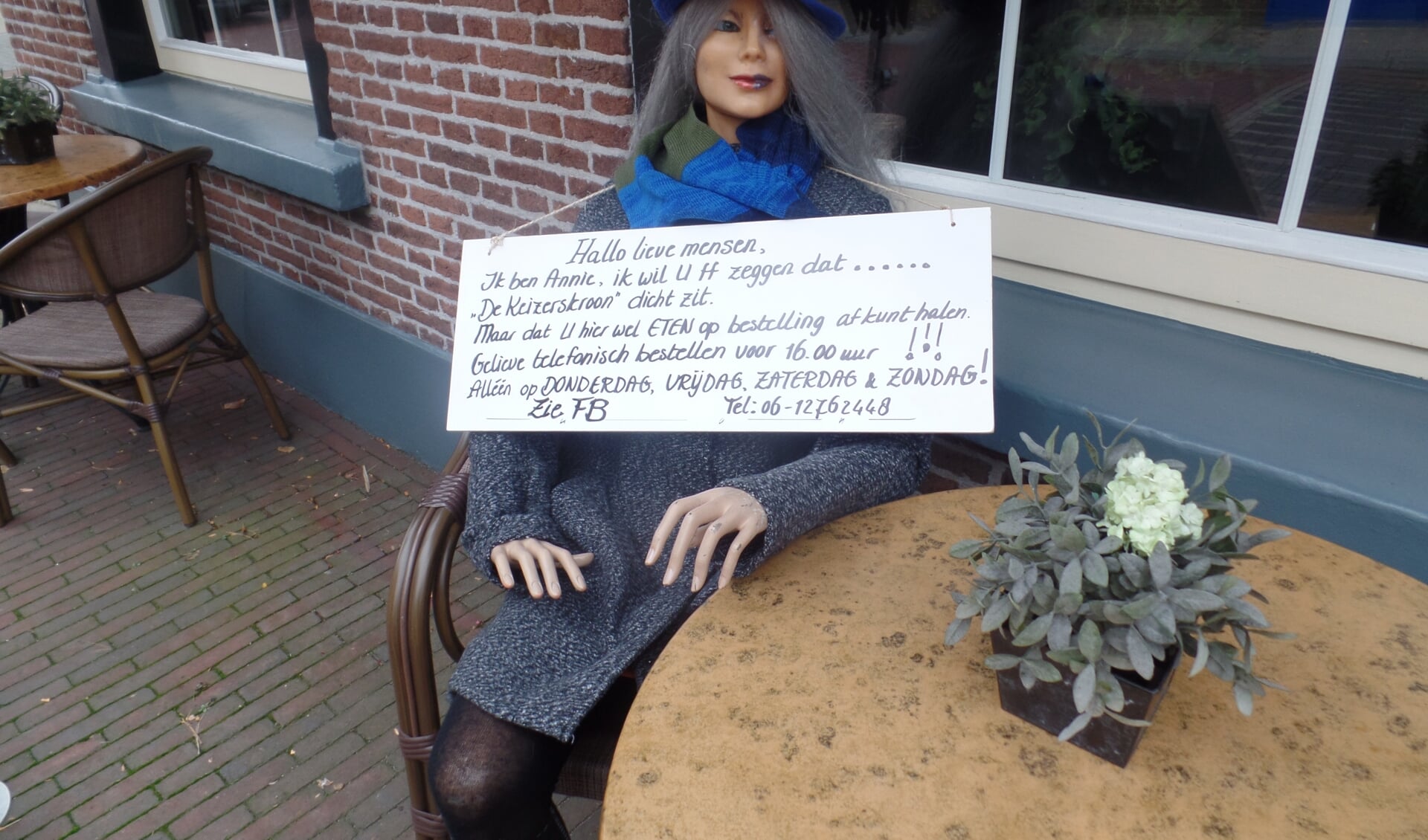  Op het terras van café-restaurant-zalen De Keizerskroon aan de Dorpsstraat zit al enkele weken ‘Annie’. Foto: Jan Hendriksen