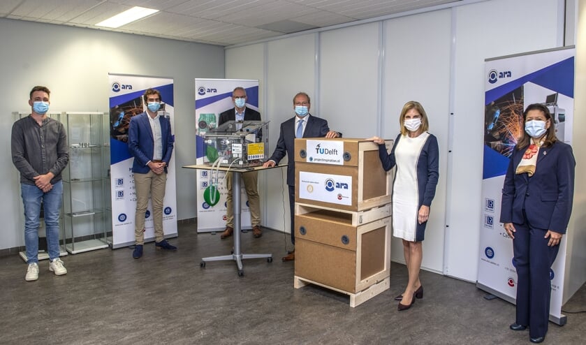 <p>Vlnr: Thom Hubers, hard-en software engineer ARA,
Marnix van Beem, student TU Delft,
Erik Wildenbeest, manager R&D ARA,
Jarik de Graaff, algemeen directeur ARA, Elizabeth Ward, ambassadeur van Panama en Armonia Chang de Belchieur, attaché. Foto: Gerard Mühlradt</p>