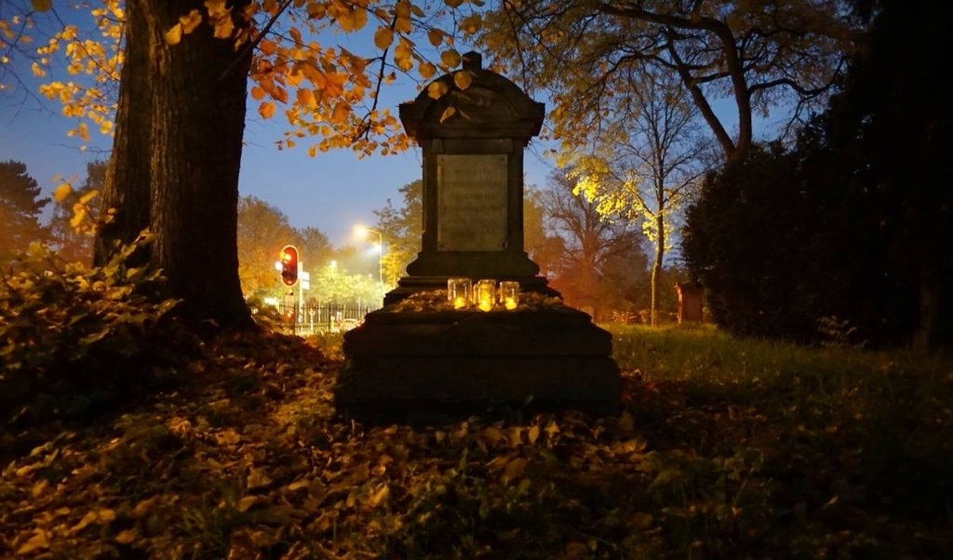 De lichtjes zorgen voor een bijzondere sfeer op de begraafplaats. Foto: PR