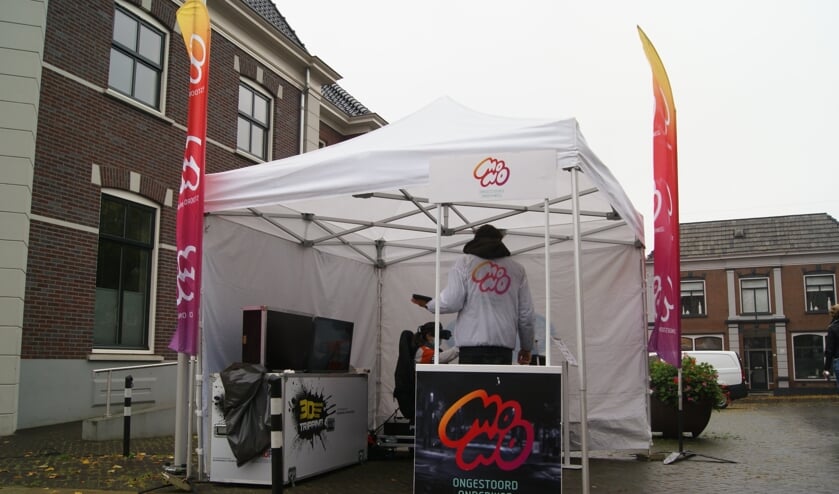 <p>De pop-up stand van MONO in het centrum van Aalten. Foto: Eva Schipper</p>