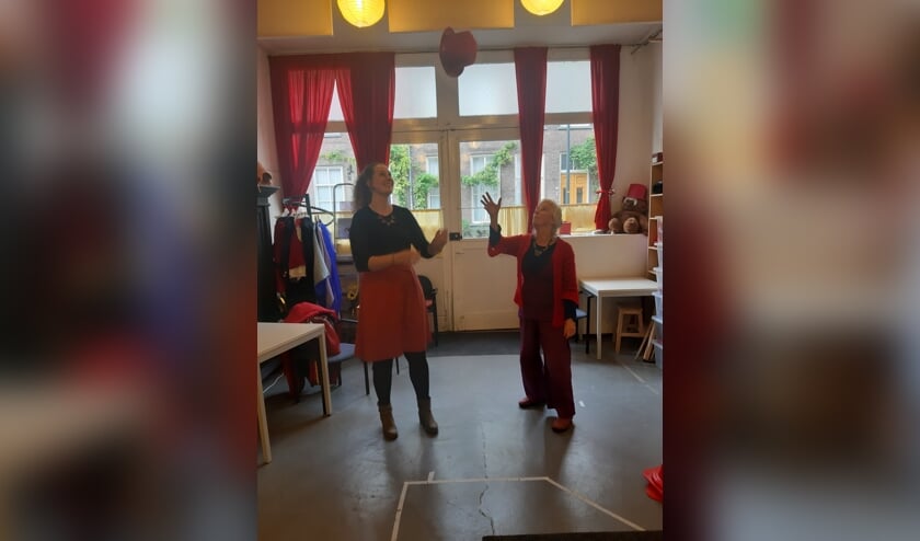 <p>Louk Hamer (rechts) heeft alle vertrouwen in haar opvolgster Kim Stiekema als leidster van Theaterwerkplaats De Rode Hoed.</p>