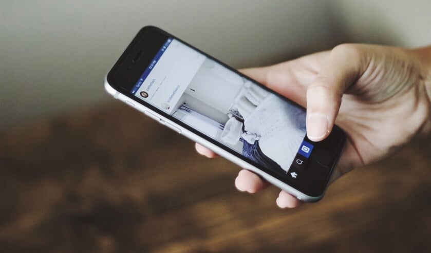 <p>De cursus van de Bibliotheek Achterhoekse Poort biedt alle kansen om alles te leren over de smartphone. Foto: PR</p>