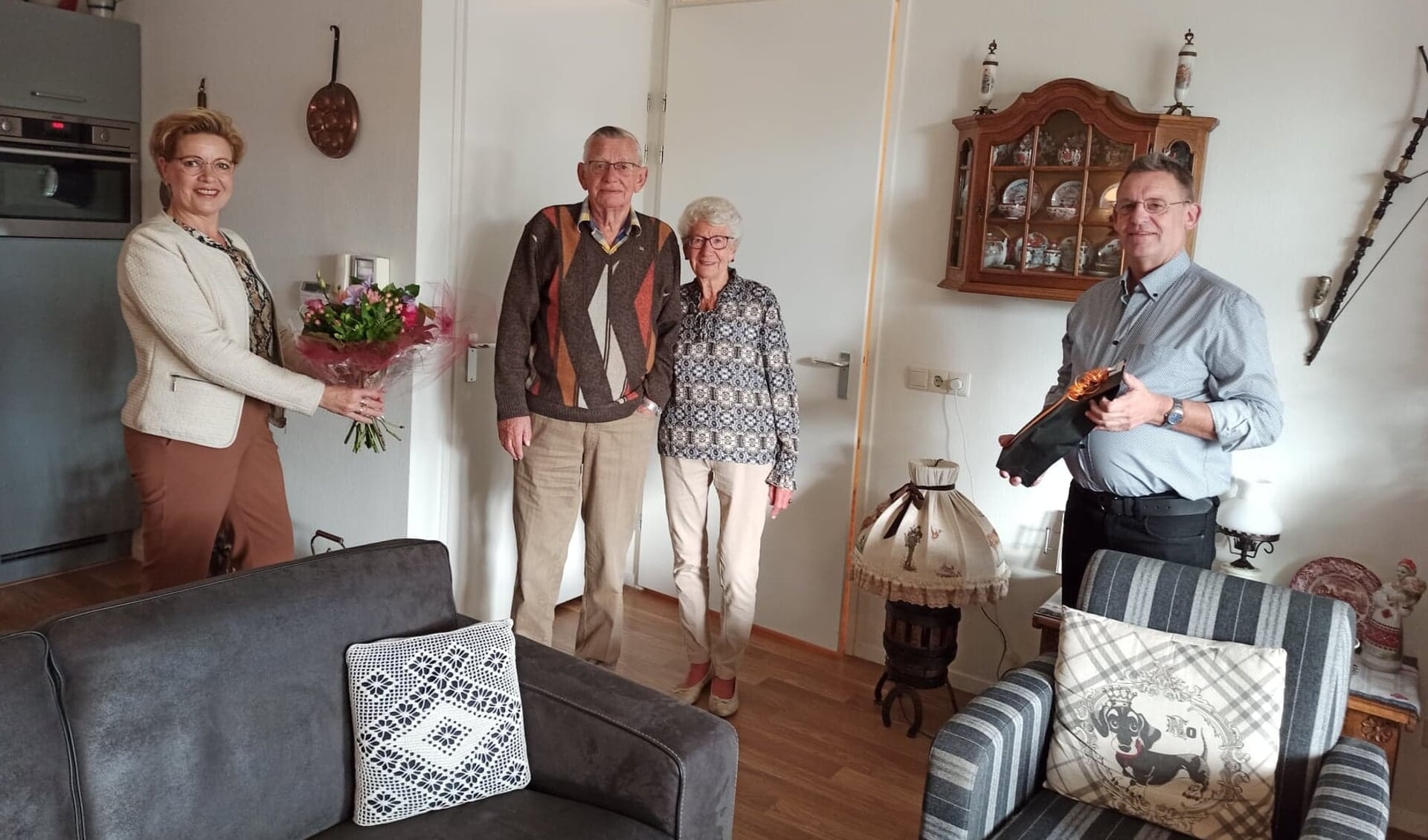 Links Marja Raaben, rechts Harrie Timmer van de Oost Gelderse Kegelbond en in het midden Bennie en Jannie Veldhuis. Foto: Ageeth Hijink