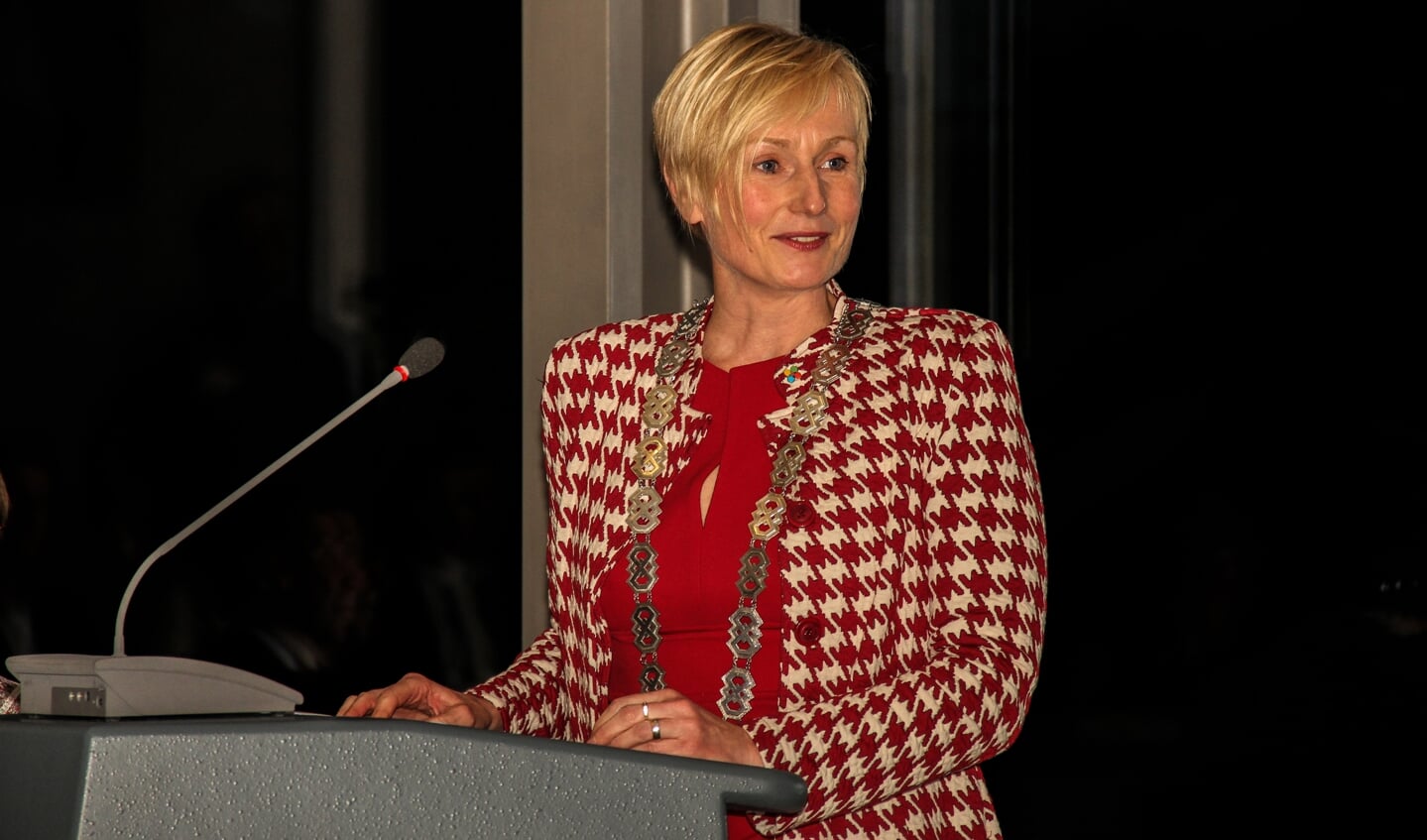 2015; Burgemeester Besselink dankt na de installatie in haar speech alle gasten. Foto Liesbeth Spaansen