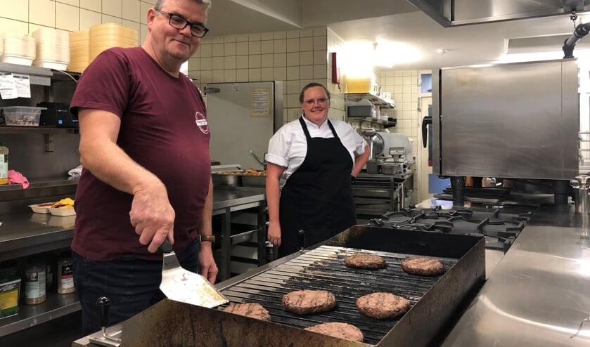 <p>Onder toeziend oog van de chef van LEO, Maartje Vos, zet voorzitter Martin Marneth van Vedut Nogal de laatste puntjes op de ‘i’ voor de Salsa Burger.<br>Foto: LEO restaurant & to go</p>