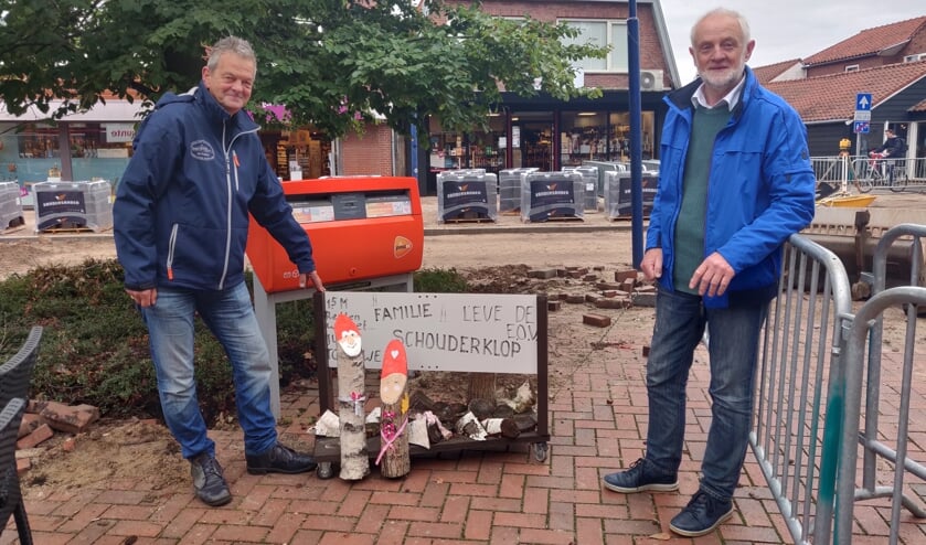 Geert van der Veer en Gerrit Keuper bij de kabouterfamilie Schpuderklop. Foto: Rob Stevens