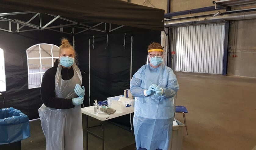 <p>De medewerkers gaan -goed beschermd- testen. Foto Han van de Laar</p>