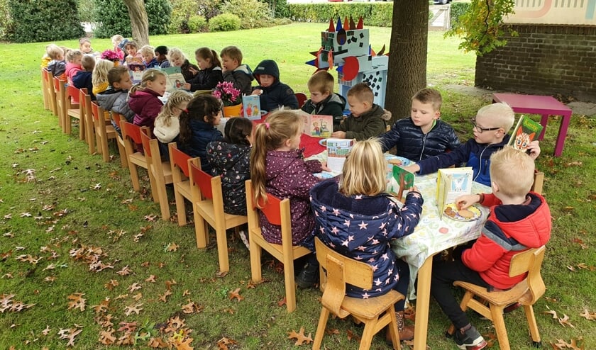 Samen boeken lezen als afsluiting van de Kinderboekenweek. Foto: PR