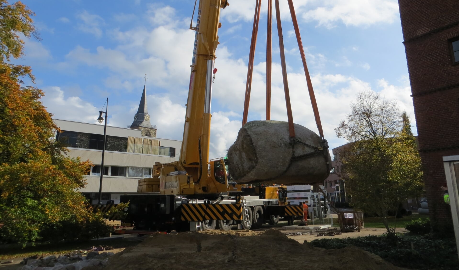 Rond 13.30 uur werd de grote steen eindelijk opgetild. Foto: Bernhard Harfsterkamp