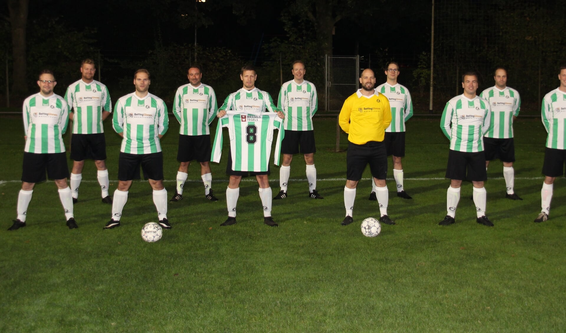 De spelers van het nieuwe 35-plusteam van KSV (2) zijn blij met hun nieuwe tenue. Foto: Willemien Kroezen