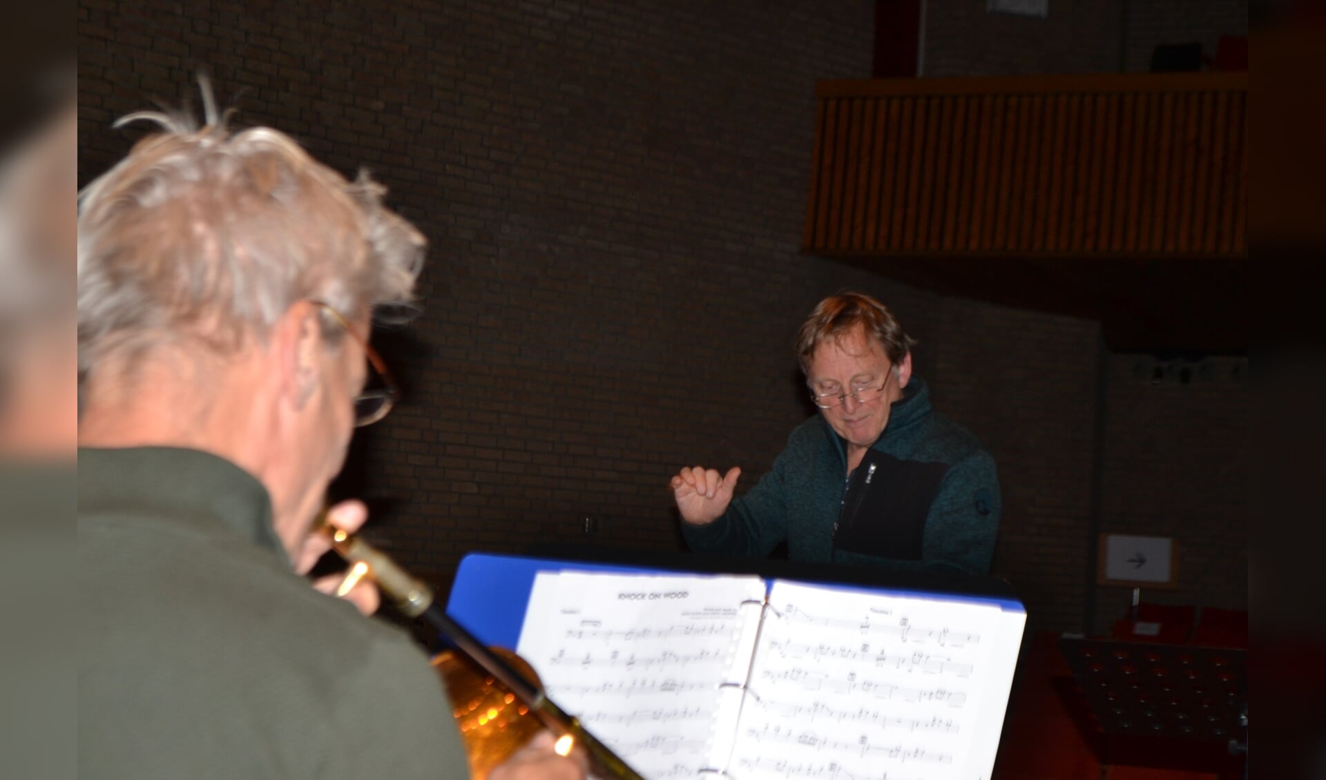 Harry (rechts) ‘zwaait’ het orkest elke woensdagavond als dirigent op de bok. Foto: Leander Grooten