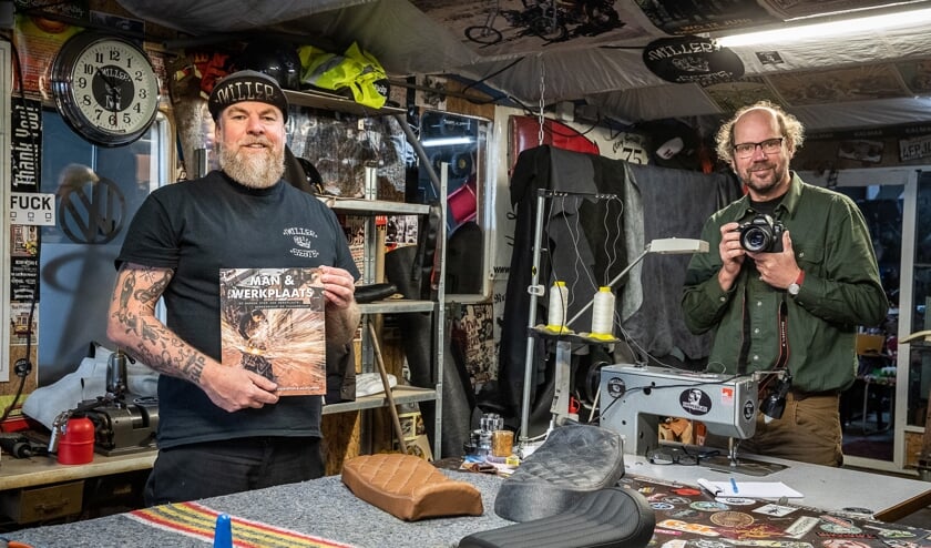 <p>Marcel Miller (l) neemt het exemplaar Man & Werkplaats in ontvangst uit handen van Otto Kalkhoven. Foto: Kalkhoven Fotografie </p>