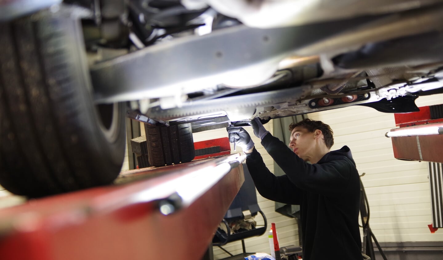Monteur aan het werk bij Autotechniek Hans Sloot. Foto: Marlie Nieuwenhuis