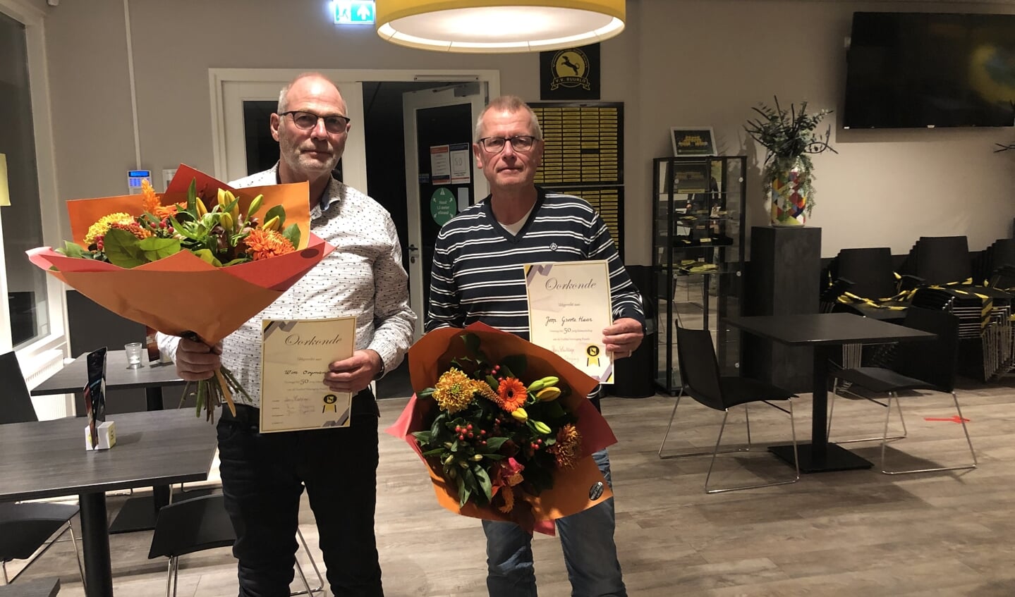 Wim Ooyman (l) en Joop Groote Haar vijftig jaar lid van VV Ruurlo. Foto: VV Ruurlo 