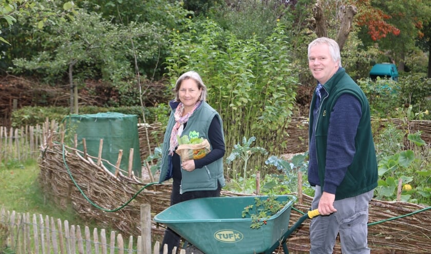 <p>Karin Groeneveld en Gerard Doornbos in de natuurtuin. Foto: Arjen Dieperink</p>