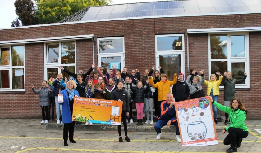 <p>Wethouder Anjo Bosman reikt de prijs uit aan Elin Smits. Foto: PR</p>