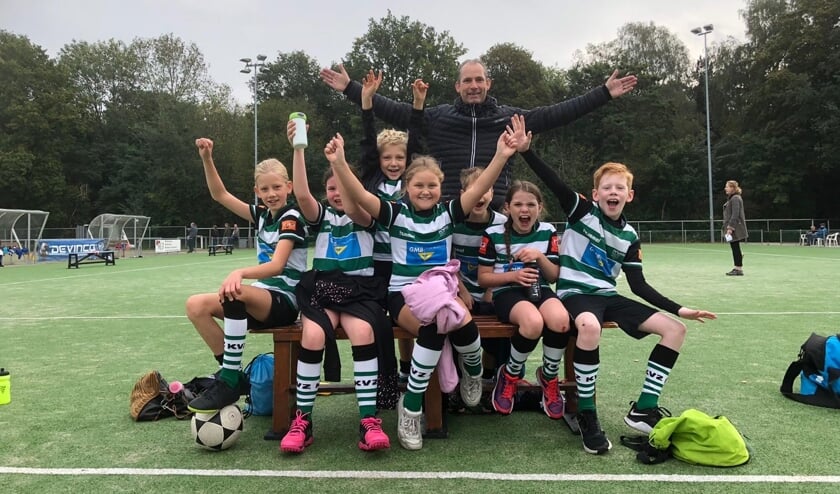 <p>De jongste kampioenen van de E2. Foto: PR</p>