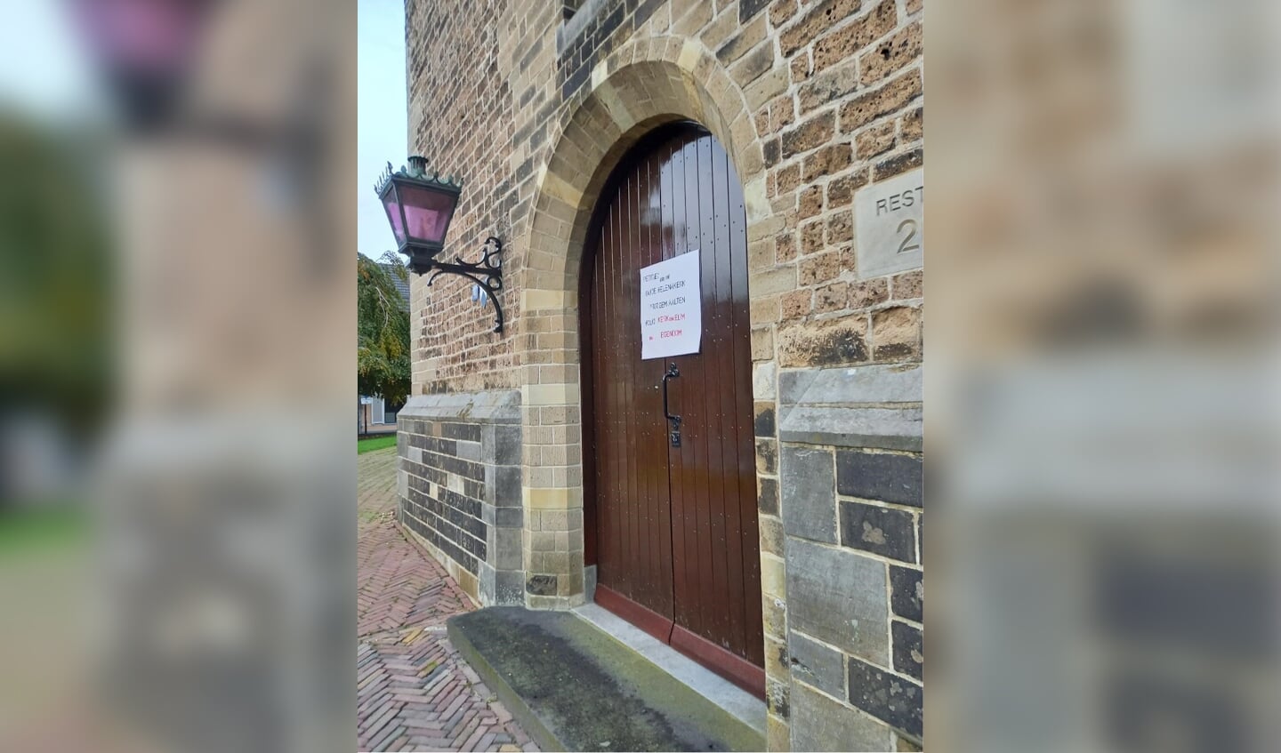 Het pamflet op de kerkdeur. Foto: Gert van der Schoot