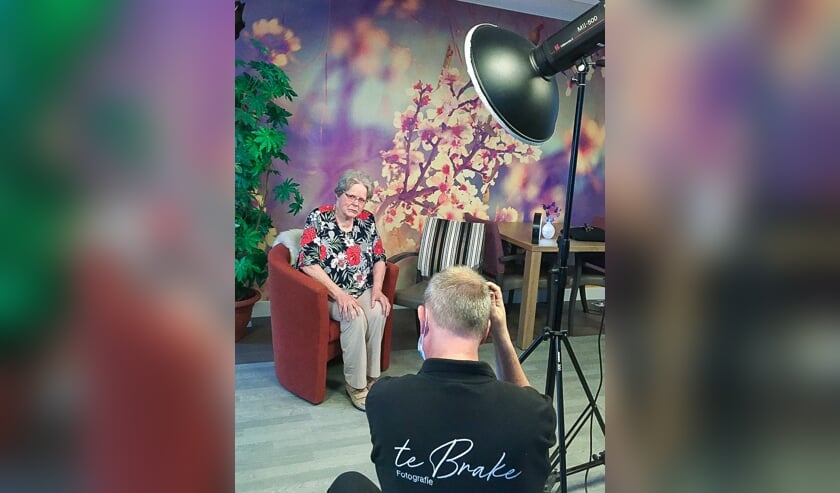 <p>Marcel te Brake aan het werk met de portretfoto's. Foto: Marcel te Brake Fotografie</p>